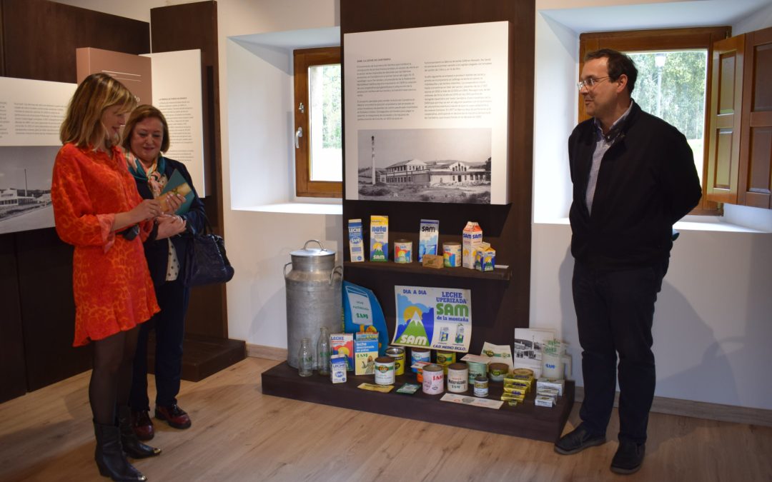 Andía Lácteos dona al Centro de Interpretación del Valle de Piélagos envases de productos elaborados a lo largo de su historia en la planta de Renedo